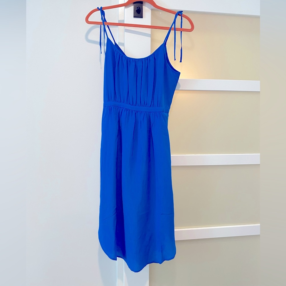 New without tags. Madewell silk midi dress. Size 6. Never worn. Blue.